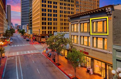 Gaslamp Quarter Apartment | Woolworth Loft - Modern 3BR Apt Steps from Gaslamp