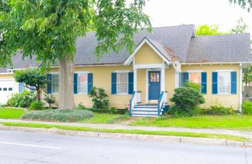 Downtown House | Work Crew Haven: Spacious Corporate Lodging