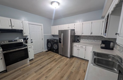 Evansville House | Work Crews: Clean 2BR near US-41 + Laundry & TVs