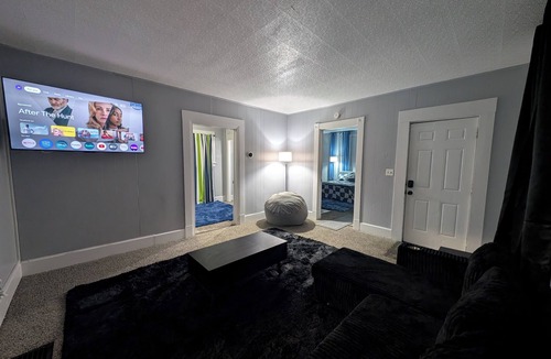 Evansville House | Work Crews: Clean 2BR near US-41 + Laundry & TVs