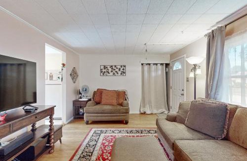 York House | Work & Play! Home 1 Mi to Dtwn & Central Market