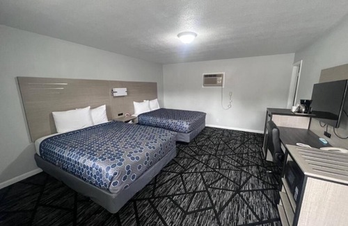Oskaloosa Hotel | Work & Relax in This Comfortable 2-Room Stay w/Free Parking