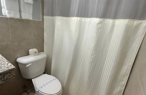Oskaloosa Hotel | Work & Relax in This Comfortable 2-Room Stay w/Free Parking