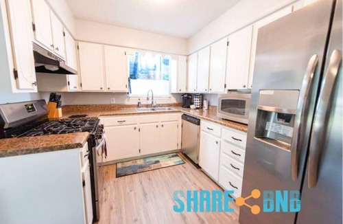 Sherwood House | Work & Relax ~ Near LRAFB ~ King Bed ~ Patio