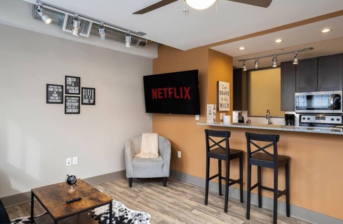 Hanover Place Apartment | ✔ Work Remote! King Bed Midtown KC ✔