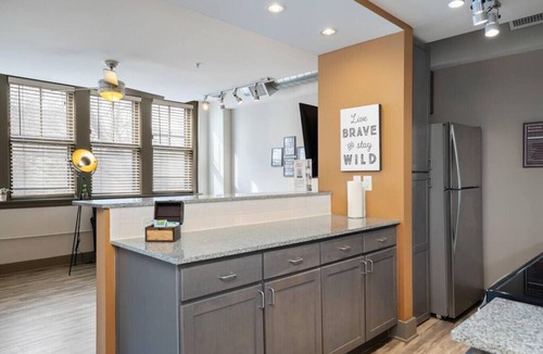 Hanover Place Apartment | ✔ Work Remote! King Bed Midtown KC ✔