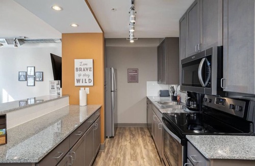 Hanover Place Apartment | ✔ Work Remote! King Bed Midtown KC ✔