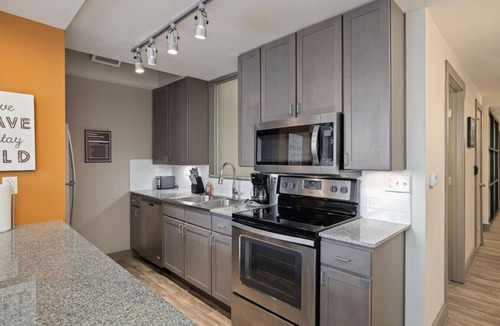 Hanover Place Apartment | ✔ Work Remote! King Bed Midtown KC ✔