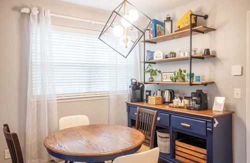 Moore House | Work Space/King/Patio/Near Airport/Close to I-35
