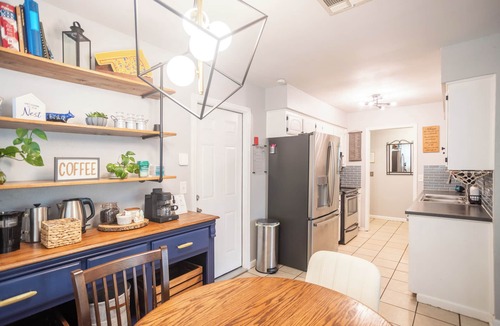 Moore House | Work Space/King/Patio/Near Airport/Close to I-35