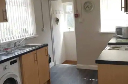 Gorseinon Apartment | Work Stay: Kitchen, Dining & Free Parking