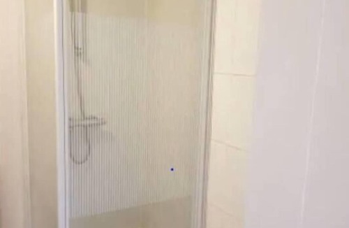 Gorseinon Apartment | Work Stay: Kitchen, Dining & Free Parking