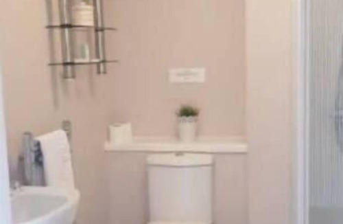 Gorseinon Apartment | Work Stay: Kitchen, Dining & Free Parking