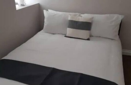 Gorseinon Apartment | Work Stay: Kitchen, Dining & Free Parking