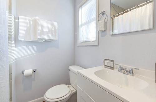 Beaumont House | Workers Haven - Pet Friendly- Patio- Fiber Wi-fi