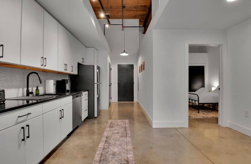 Judson Apartment | Workers Paradise | Pool | Gym | Mins from DT GVL!