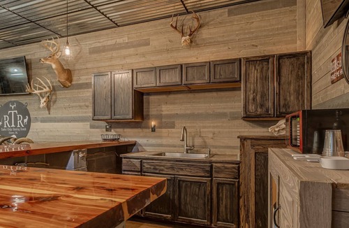 Hughes County Cabin | Working Ranch on 320 acres. Deer, Trails, Buffalo, Ponds, Rams, Views, Can-Ams!!