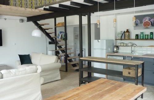 Semur-en-Auxois Apartment | Workshop n°2 for 6 people with shared pool