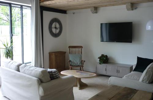 Semur-en-Auxois Apartment | Workshop n°2 for 6 people with shared pool
