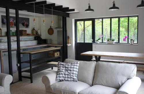 Semur-en-Auxois Apartment | Workshop n°2 for 6 people with shared pool