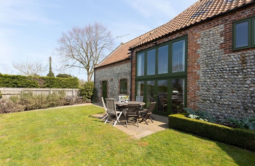 West Beckham Cottage | Workshop - sleeps 8 guests in 4 bedrooms