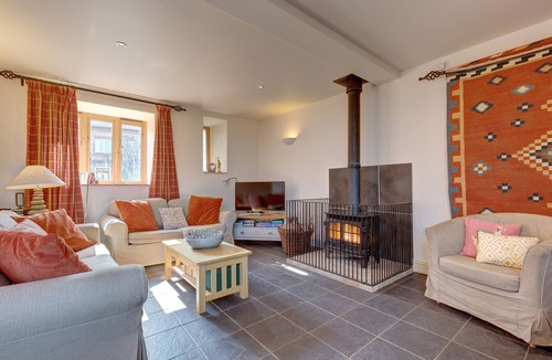 West Beckham Cottage | Workshop - sleeps 8 guests in 4 bedrooms