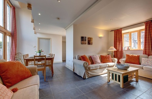 West Beckham Cottage | Workshop - sleeps 8 guests in 4 bedrooms