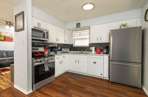 Fossil Creek House | World Cup Getaway Stylish 4BR Retreat Sleeps 8