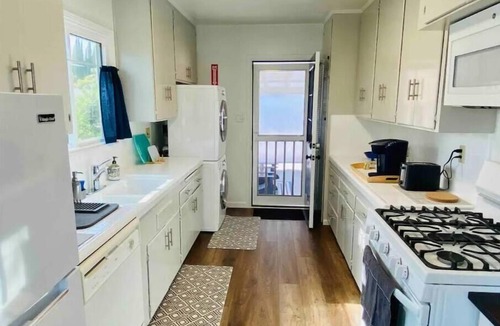 South of Conant House | World Cup Home 30-50min SoFi Mid-Century Gem with Private Yard & Free Parking