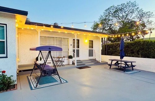 South of Conant House | World Cup Home 30-50min SoFi Mid-Century Gem with Private Yard & Free Parking