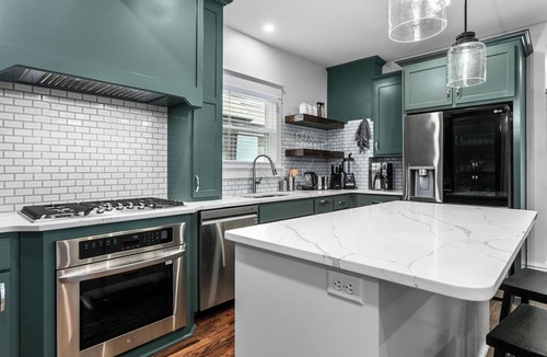 Southmoreland House | World Cup HQ! 6BR Kansas City Home w/Hot Tub, Cinema, BBQ & Game Room