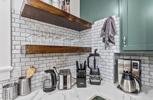 Southmoreland House | World Cup HQ! 6BR Kansas City Home w/Hot Tub, Cinema, BBQ & Game Room