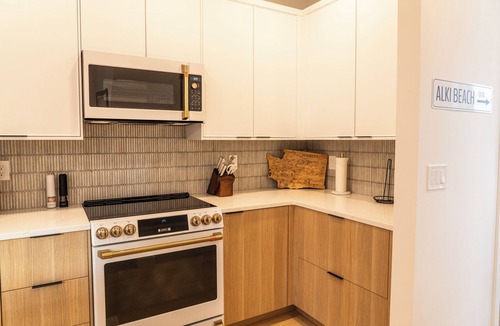 Alki House | World Cup HQ, Rooftop Sound Views, Alki Beach Luxury, Fire Pit, BBQ, EV