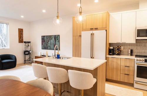 Alki House | World Cup HQ, Rooftop Sound Views, Alki Beach Luxury, Fire Pit, BBQ, EV