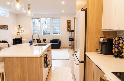 Alki House | World Cup HQ, Rooftop Sound Views, Alki Beach Luxury, Fire Pit, BBQ, EV