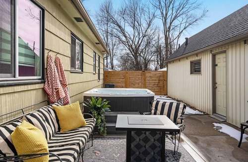 Kansas City House | World Cup Hub: Hot Tub Modern Near Stadium