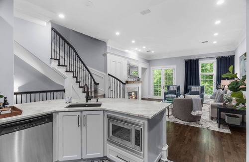 Uptown House | World Cup Luxury Townhome 18 min walk to AAC