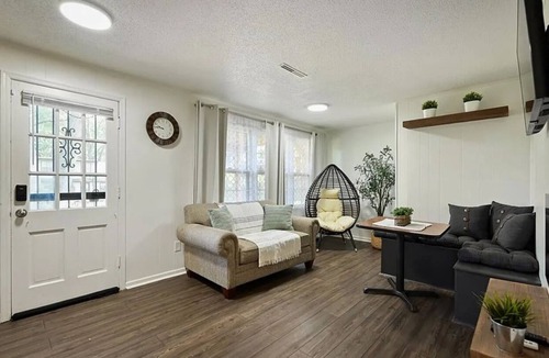 South Kansas City Apartment | World Cup Ready-Fast WiFi- Clean 1 BR-10 minutes to stadiums