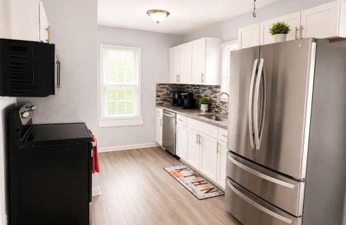 South Kansas City House | World Cup Ready Stylish KC 3BR Near Arrowhead