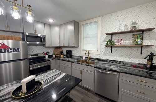 Warrensburg House | World Cup Ready-Tailgate Central-3 bed 2 bath house with Pardio and Golden Tee!