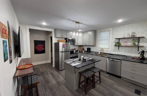 Warrensburg House | World Cup Ready-Tailgate Central-3 bed 2 bath house with Pardio and Golden Tee!
