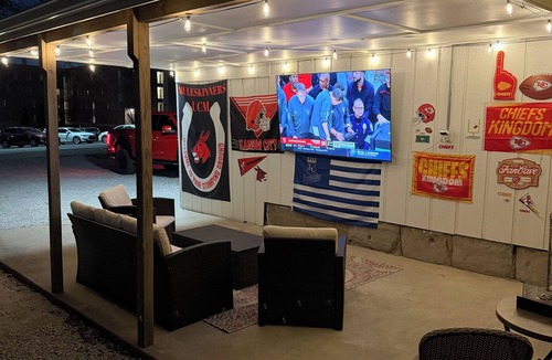 Warrensburg House | World Cup Ready-Tailgate Central-3 bed 2 bath house with Pardio and Golden Tee!