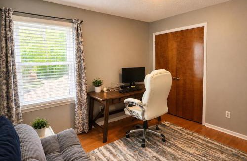 Waldron House | World Cup Retreat Pool Sleeps 8 Kansas City