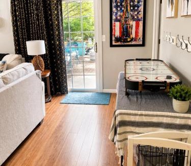Waldron House | World Cup Retreat Pool Sleeps 8 Kansas City