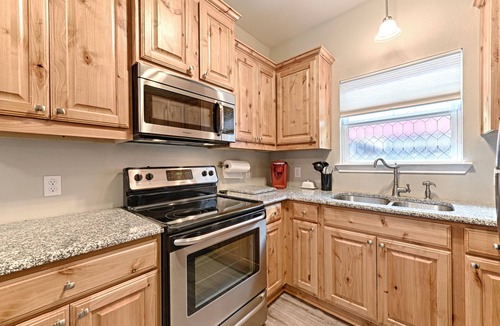 Oak Cliff House | World Cup Stay: 2 BR Bishop Arts District House, Hot Tub, Putting Green, Gardens