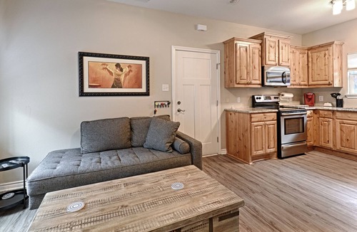 Oak Cliff House | World Cup Stay: 2 BR Bishop Arts District House, Hot Tub, Putting Green, Gardens
