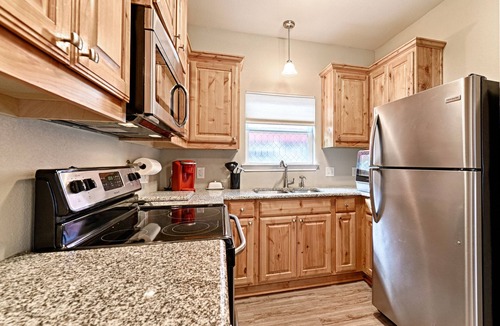 Oak Cliff House | World Cup Stay: 2 BR Bishop Arts District House, Hot Tub, Putting Green, Gardens