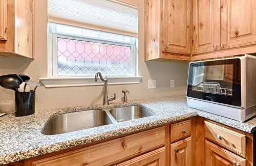 Oak Cliff House | World Cup Stay: 2 BR Bishop Arts District House, Hot Tub, Putting Green, Gardens