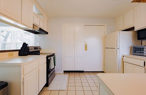 Spring Branch West House | WORLD CUP stay - 5BR Home - King suit - Fire pit