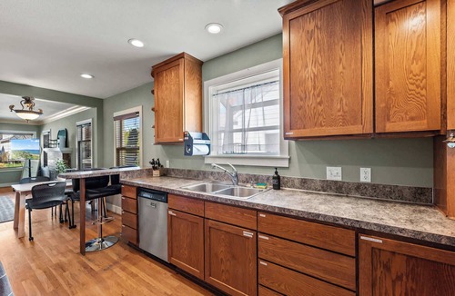 Green Lake House | World Cup Stay | Green Lake Upper Unit + Parking